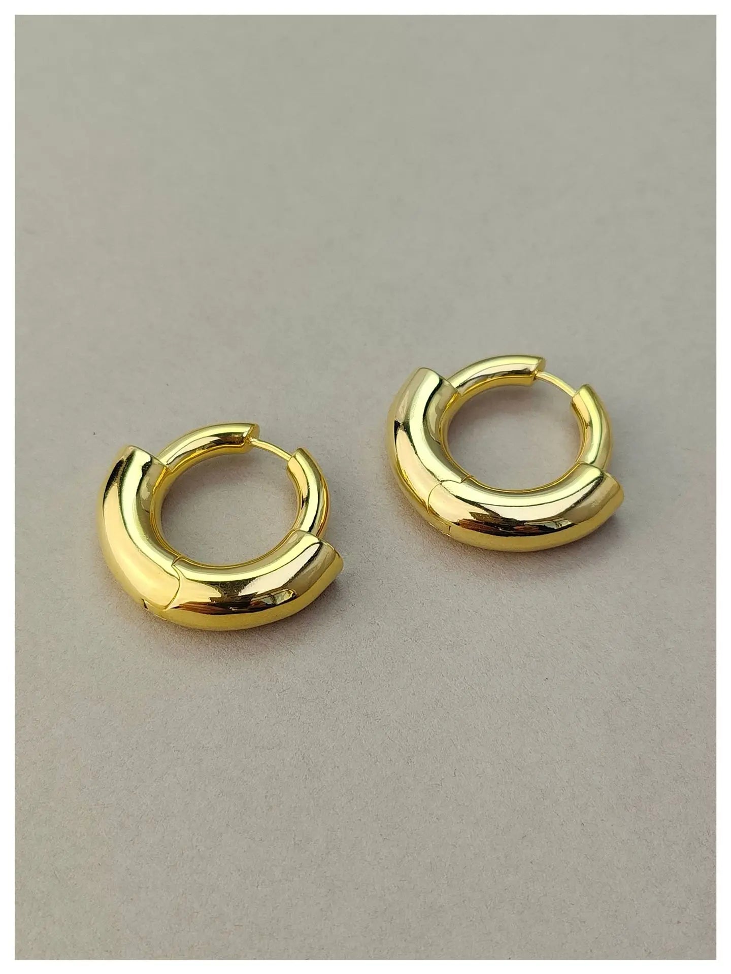 Brass With 18K Small Size Twist Claw Hoop Earrings Women Jewelry Punk Party T Show Gown Runway Trendy  Korean Japan Israel INS