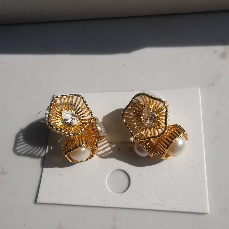 Brass Retro Freshwater Pearl Flower Stud Earrings Women Jewelry Punk Party T Show Gown Runway Korean Japan INS