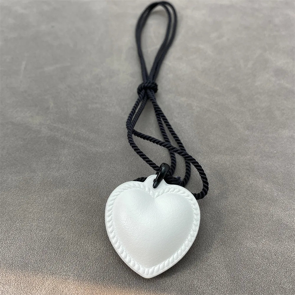 Rode Chain Black Leather Heart Pendant Necklace Women Jewelry Punk Designer Runway Rare Gown Boho Japan Korean
