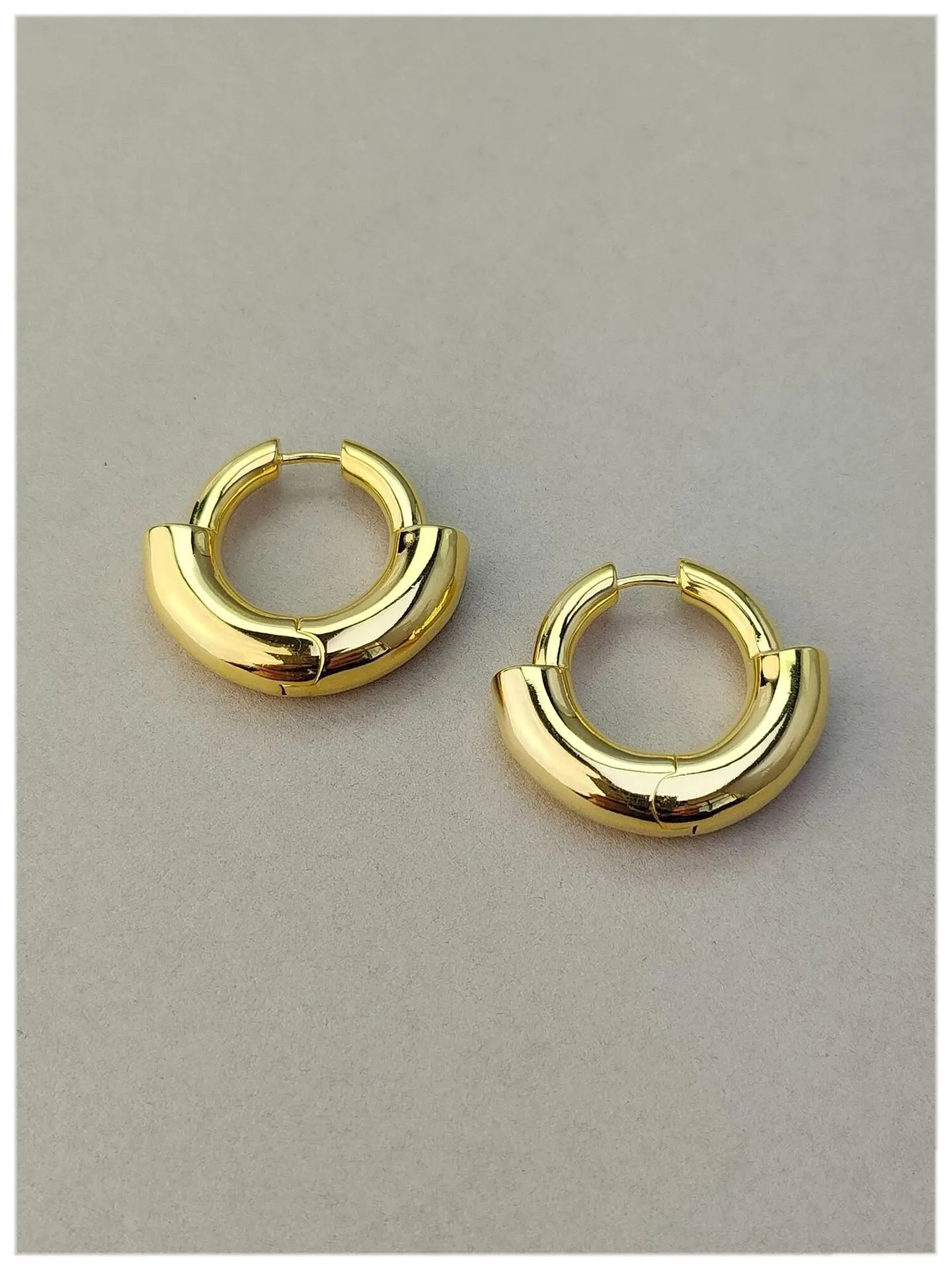 Brass With 18K Small Size Twist Claw Hoop Earrings Women Jewelry Punk Party T Show Gown Runway Trendy  Korean Japan Israel INS